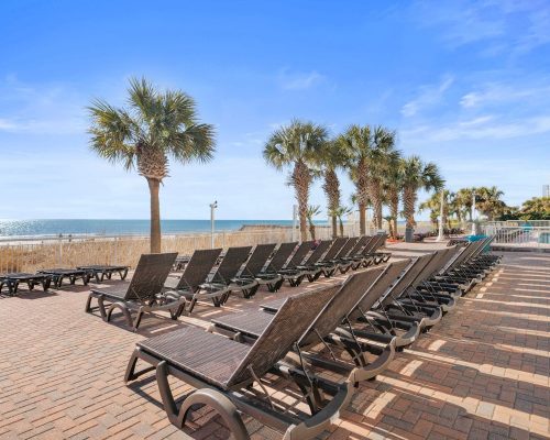 Paradise Resort - Oceanfront Pool Deck