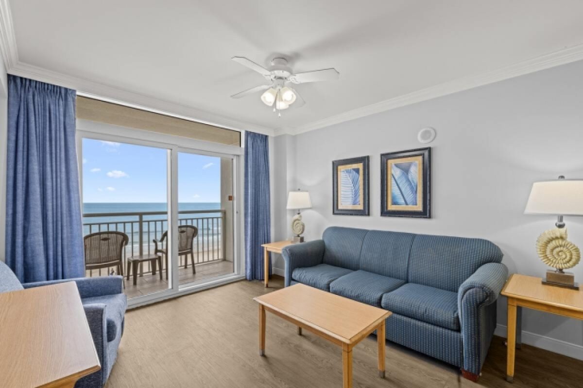 paradiseresortoceanfrontkingsuite40501livingroom